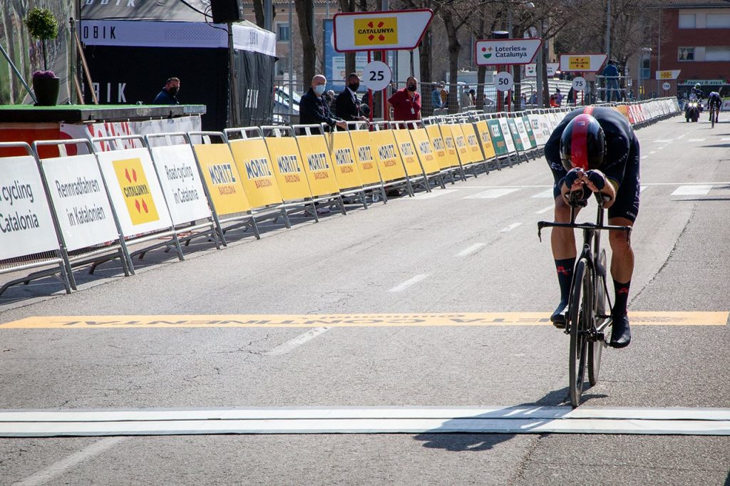 Rohan Dennis reina en la crono de Banyoles de la Volta