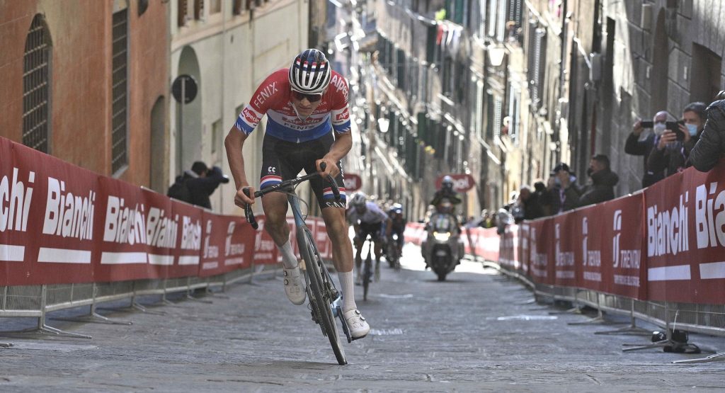 Van der Poel reina en la Strade Bianche