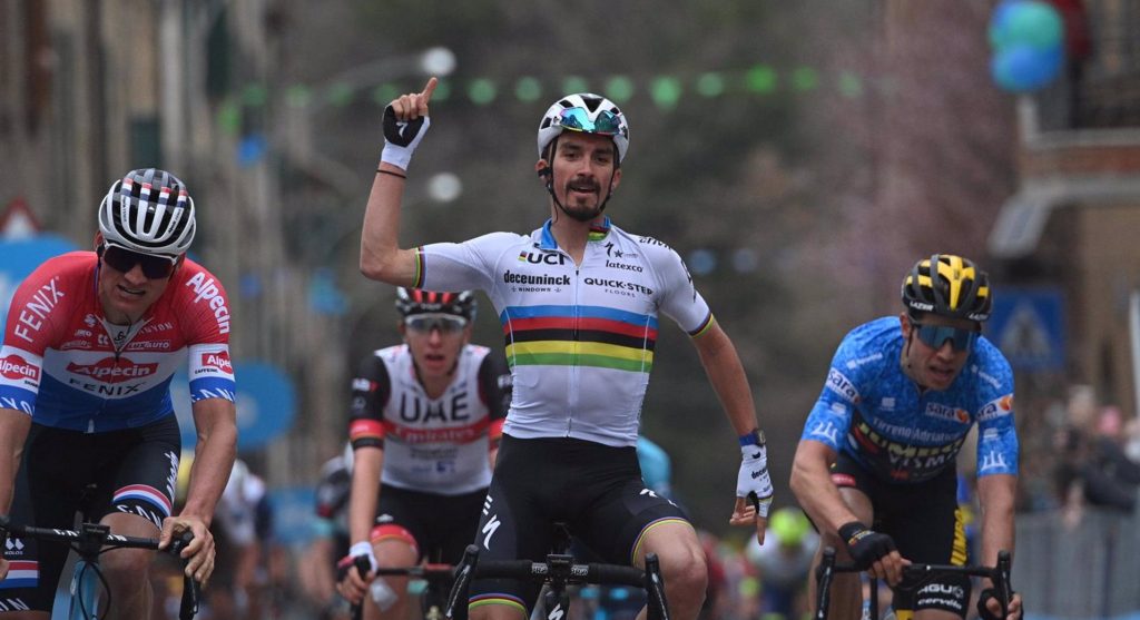 Alaphilippe bate a Van der Poel en la segunda etapa de la Tirreno-Adriático