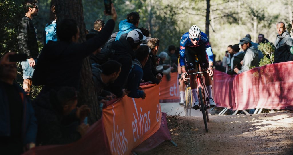 Van der Poel derrota a van Aert en una apoteósica jornada en Benidorm