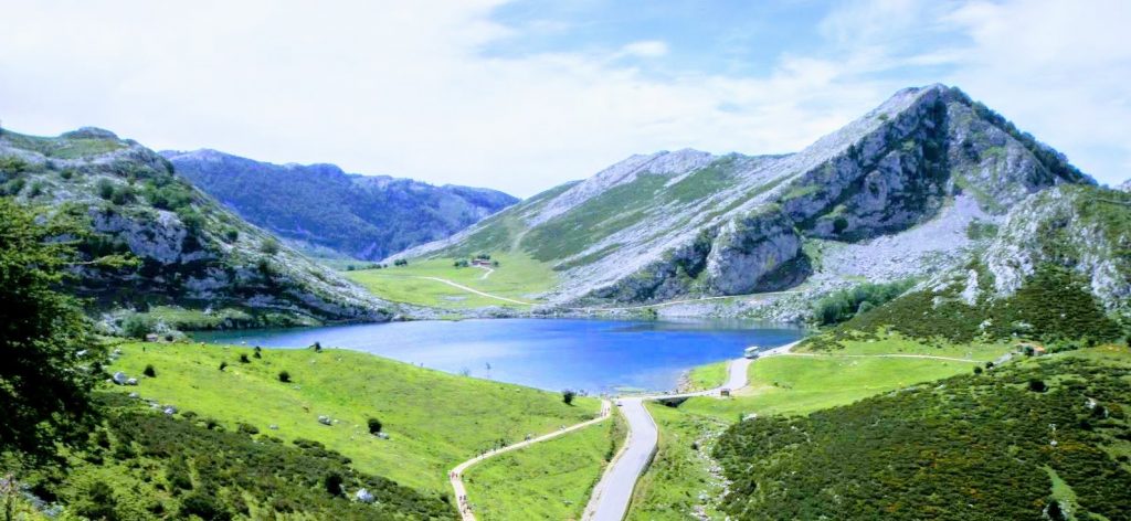 La Vuelta Femenina 2023 acabará en los Lagos de Covadonga