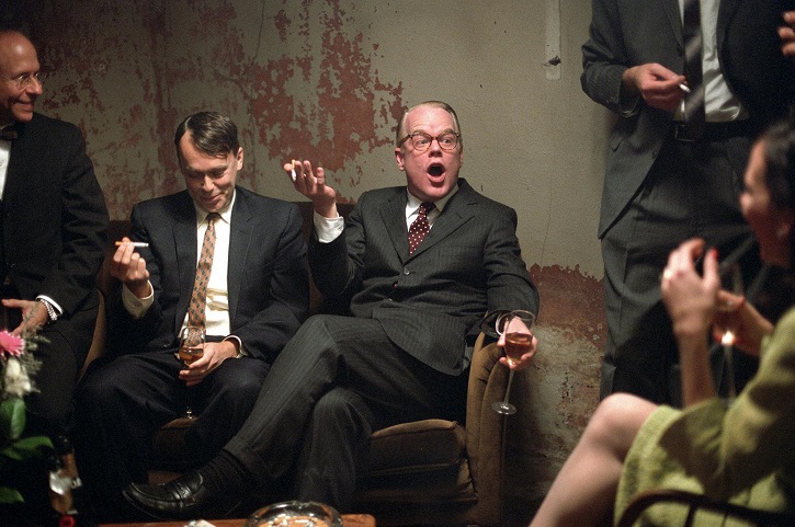 Fotograma del filme Capote con un simpático Philip Seymour Hoffman