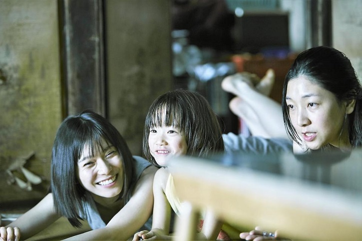 Fotograma de Un asunto de familia con Mayu Matsuoka, Sakura Andô | ‘Un asunto de familia’: fábula del amor según Hirokazu Koreeda