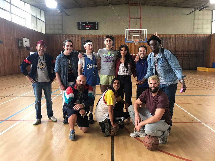 Fotograma de Todos a una con Ahmed Sylla, Camélia Jordana, Estéban, Jean-Pierre Darroussin, Olivier Barthelemy | ‘Todos a una’: Los campeones de Vianney Lebasque no convencen