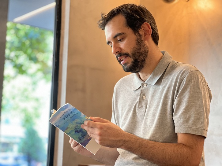 Javier Mateo Hidalgo durante la lectura de otro de sus poemarios 